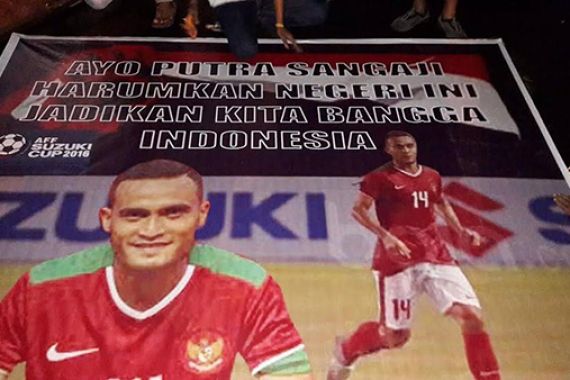 Begini Cara Kerabat Rizky Pora di Kampung Mendukung Timnas - JPNN.COM