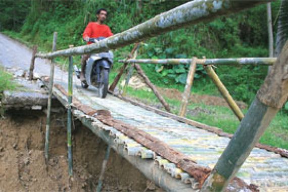 Tolong..Jembatan Darurat dari Bambu, Bisa Roboh Kapan Aja - JPNN.COM