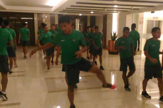 Tak Ada Lapangan, Timnas Indonesia Latihan di Hotel - JPNN.COM