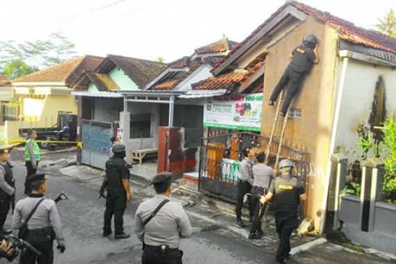 Rompi Penuh Kabel Disita dari Rumah Terduga Teroris di Tasik - JPNN.COM