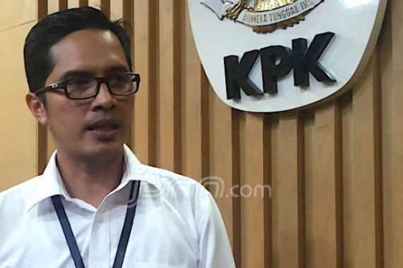 Usai Diperiksa KPK, Rajesh Cuma Lambaikan Tangan - JPNN.COM