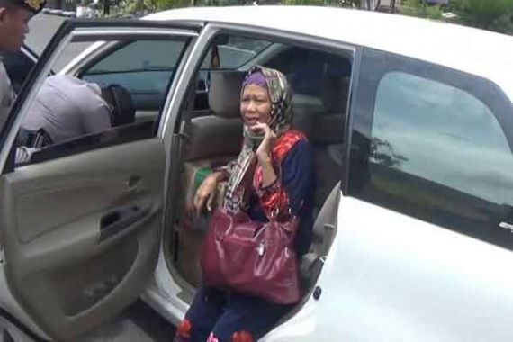 Buset!!Lihat Nih Nenek 65 Tahun Borong Miras - JPNN.COM