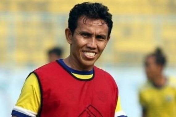 Latihan Terakhir Persiba, Bima Sakti Bagikan Jerseynya - JPNN.COM