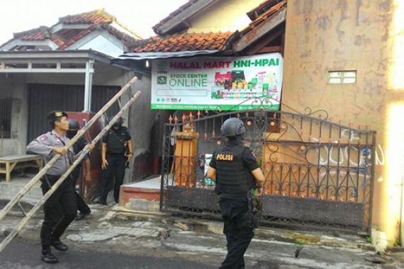 Suami Terduga Teroris Sebut Rompi Berkabel untuk Pengobatan Kanker - JPNN.COM