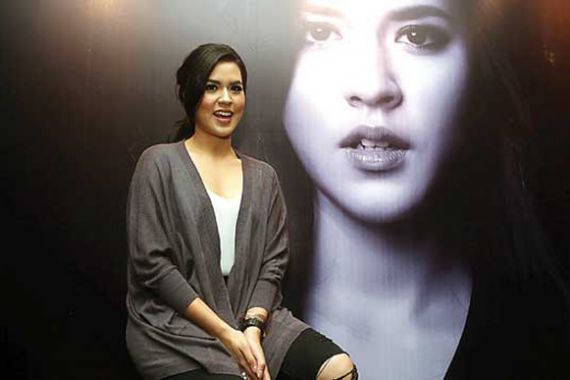 Ssttt..Raisa-Hamish Tepergok di Show Room Mobil - JPNN.COM