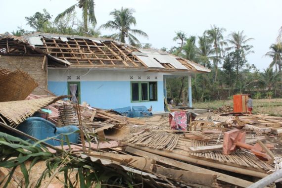 39 Rumah Porak-poranda Dihantam Puting Beliung di Muaro Jambi - JPNN.COM