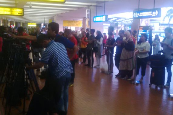 Fans Timnas Sabar Menanti di Bandara - JPNN.COM