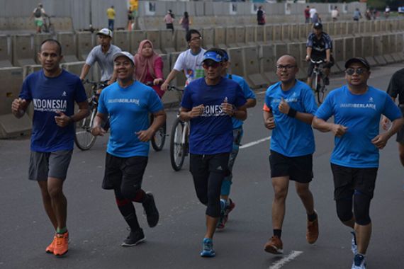 Lari Pagi Bersama Komunitas Jakarta Berlari, Sandi Sapa Warga - JPNN.COM
