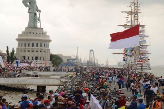 Parade Kapal Perang Bikin Decak Kagum Masyarakat - JPNN.COM