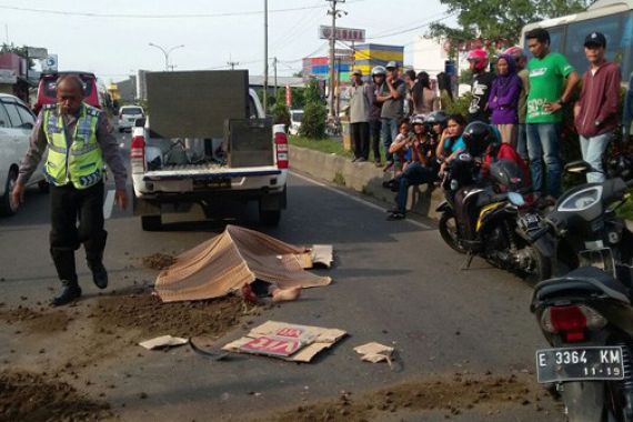 Braaak!!! Pengendara Motor Masuk Kolong Truk, Kepalanya... - JPNN.COM