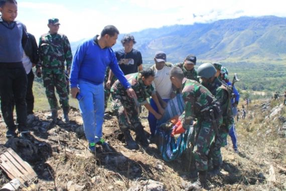 Evakuasi Korban Hercules..Cepat, Tegang dan Mengharukan - JPNN.COM