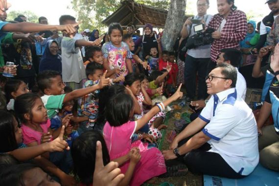 Lihat..Ketua MPR Hibur Anak-anak Korban Gempa Aceh - JPNN.COM