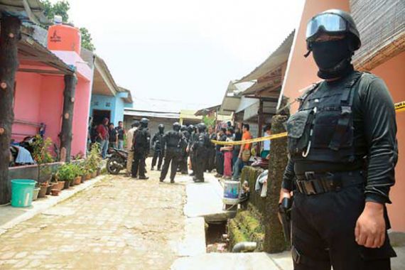 Densus Temukan 5 Bom Rakitan di Rumah Teroris Serpong - JPNN.COM