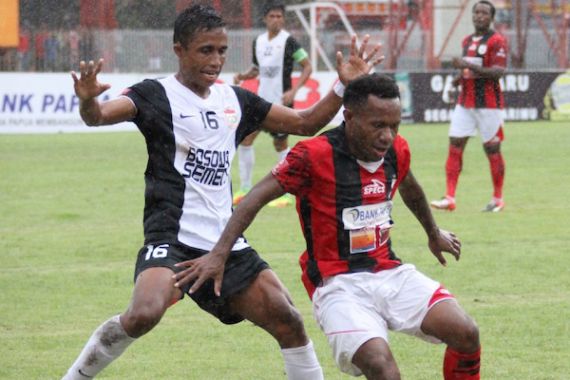 Striker Lincah Ini Tetap Bertahan di Persipura - JPNN.COM