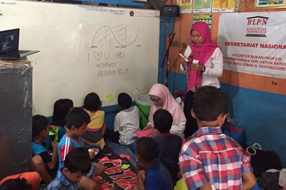 Hari Ibu, Relawan Anies-Sandi Pilih Berbagi Ilmu dengan Anak-Anak di Menteng Pulo - JPNN.COM