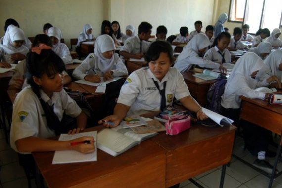 Sekolah Pungut Rp 10 Ribu per Siswa untuk Gaji Guru Honorer - JPNN.COM