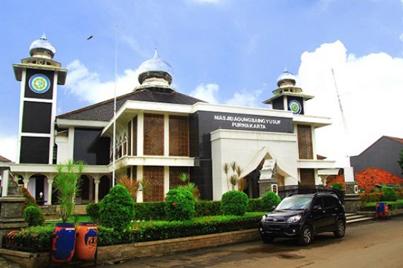Aksi Balasan, Siswa Non-Muslim Bersihkan Masjid Agung Purwakarta - JPNN.COM