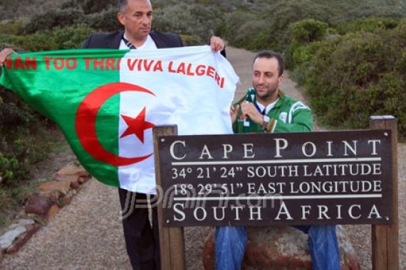 Bonek Aljazair Gelar Doa, Pendukung Portugal Lepas Bendera - JPNN.COM