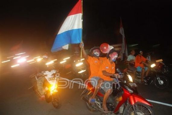 Kibarkan Bendera Oranje, Konvoi Keliling Kota - JPNN.COM