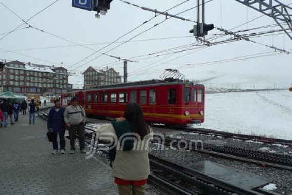 Menjadi Pendaki Alpen dengan Kereta Bergerigi - JPNN.COM