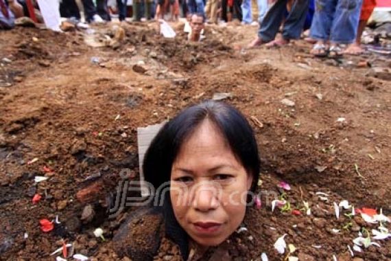 Protes Penggusuran, Warga Kubur Diri - JPNN.COM