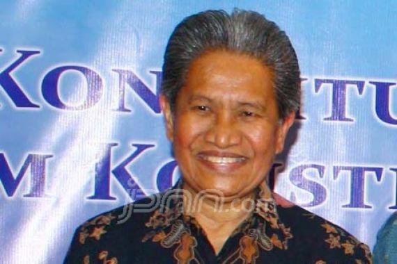 Luncurkan Buku, Hakim MK Siap-siap Diadili Pembaca - JPNN.COM