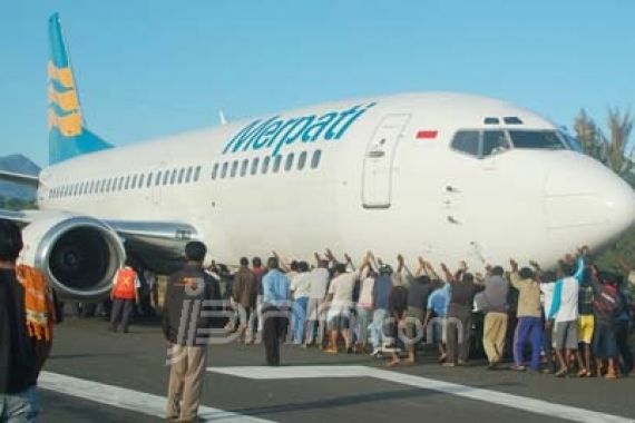 Merpati Nyaris Keluar Landasan - JPNN.COM