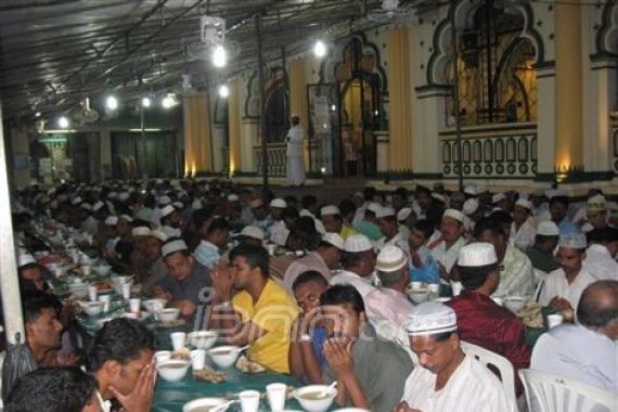 Di Masjid Buka Puasa, di Luar Pub Tampilkan Tari Erotis - JPNN.COM