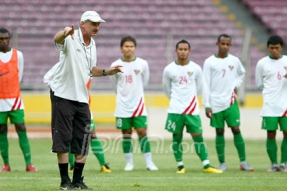 Riedl Keluhkan Lubang Stadion GBK - JPNN.COM