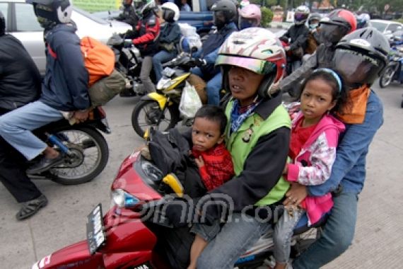 Pemudik Motor Berboncengan Tiga Dilarang - JPNN.COM