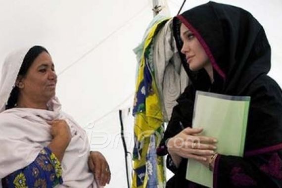 Kunjungi Pakistan, Angelina Jolie Jilbaban - JPNN.COM