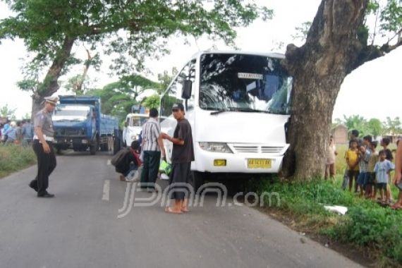 Bus DPR Tabrakan di Klaten - JPNN.COM