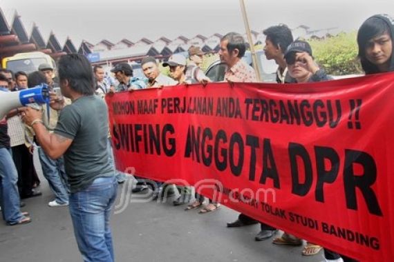 Bendera Demo di Bandara - JPNN.COM