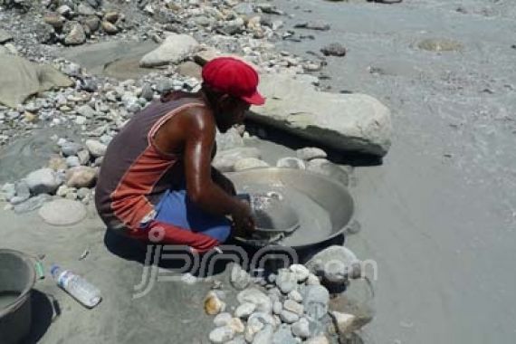 Ironi Kehidupan Meno-Meno Pendulang Emas Liar di Timika, Papua - JPNN.COM