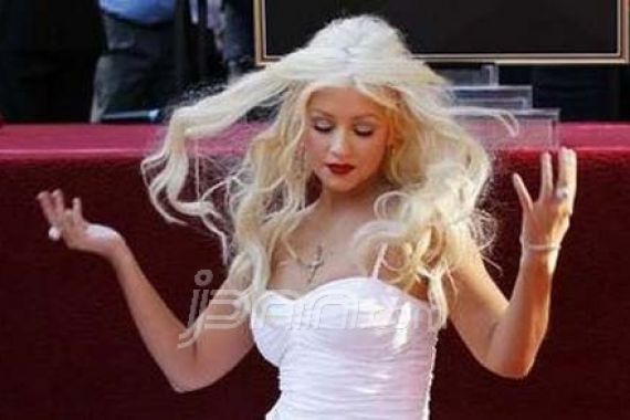 Terlalu Seksi, Christina Aguilera Diprotes - JPNN.COM