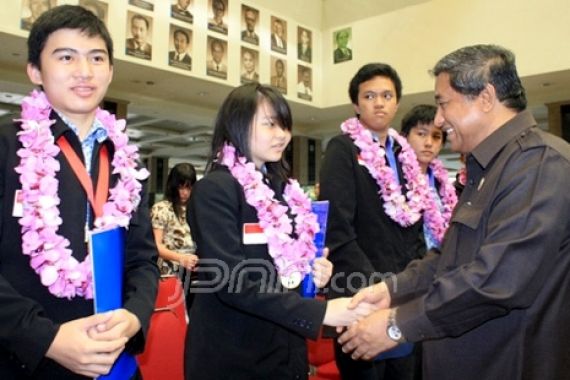 Pelajar Indonesia Raih Tiga Emas Olimpiade Sains Junior - JPNN.COM