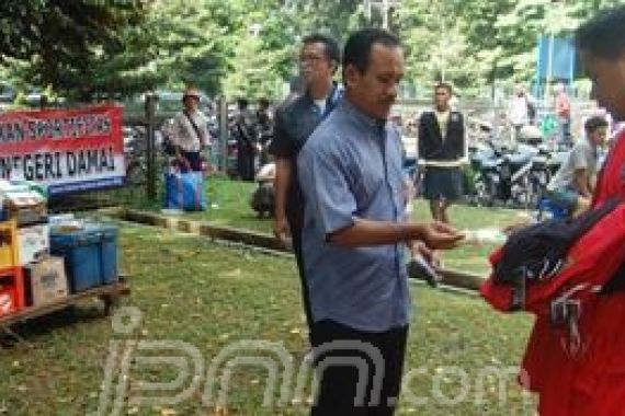 Pedagang Kaus Diusir Petugas, Dikejar Pembeli - JPNN.COM