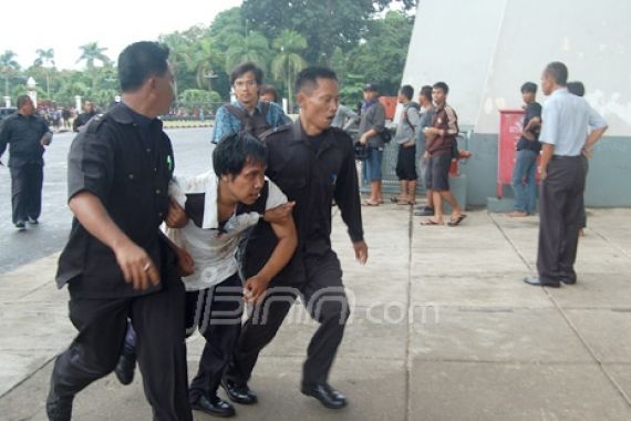 Ngaku Jual Tiket ke Polisi, Seorang Pria Dihajar Massa - JPNN.COM