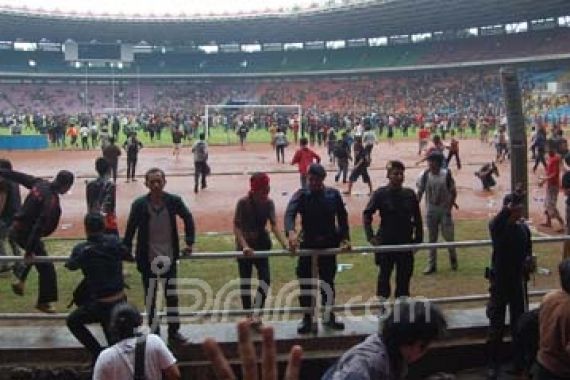 Rusuh, Pengantri Tiket Jebol GBK - JPNN.COM