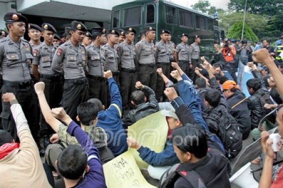 Massa Ormas Tuntut Ariel Dihukum Mati - JPNN.COM