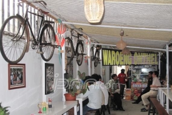 Ngonthel di Warung Onthel - JPNN.COM