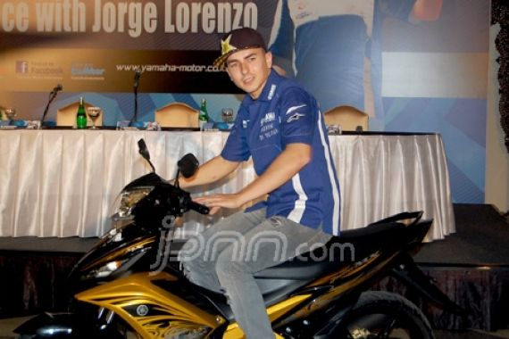 Lorenzo Temu Fans Sambil Liburan di Indonesia - JPNN.COM