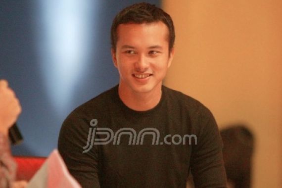 Nicholas Saputra, Terhambat Keluarga di Awal Karir - JPNN.COM