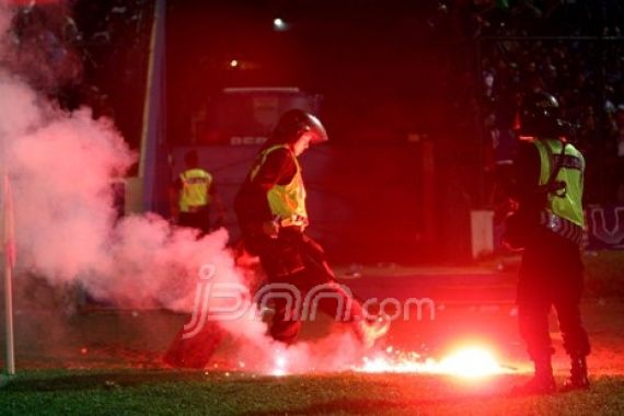 Rusuh, Sejumlah Bobotoh Dipukul Petugas - JPNN.COM