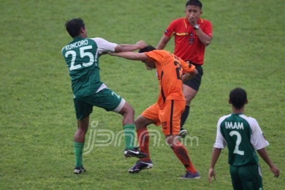 Pemain Baku Pukul di Lapangan - JPNN.COM