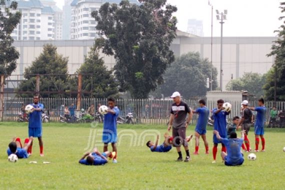 Riedl Makin Keras Latih Pemain Timnas - JPNN.COM