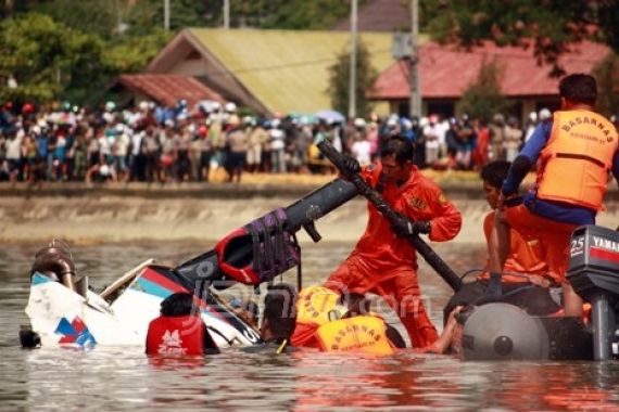 Helikopter Jatuh di Teluk Kendari - JPNN.COM