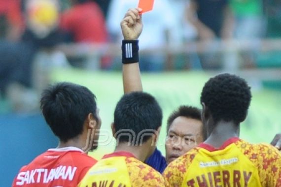 Saktiawan Kartu Merah, Semen Padang Kalah Telak - JPNN.COM