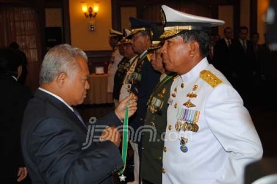 Panglima dan 7 Petinggi TNI Terima Bintang Dharma - JPNN.COM