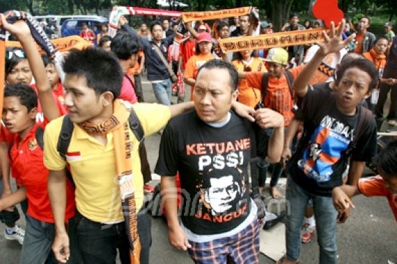 Kantor PSSI Senayan Akhirnya Disegel Massa - JPNN.COM